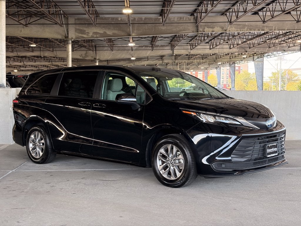 2025 Toyota Sienna LE 8 Passenger