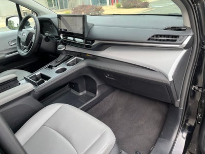 2025 Toyota Sienna XLE 8 Passenger