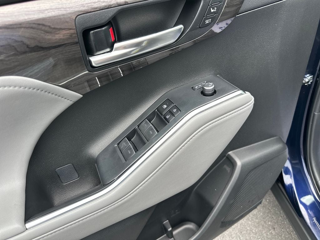 2023 Toyota Highlander Hybrid Platinum