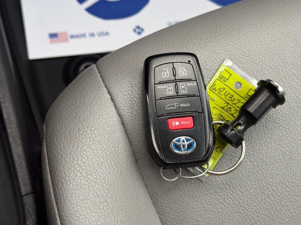 2025 Toyota Sienna XLE 8 Passenger