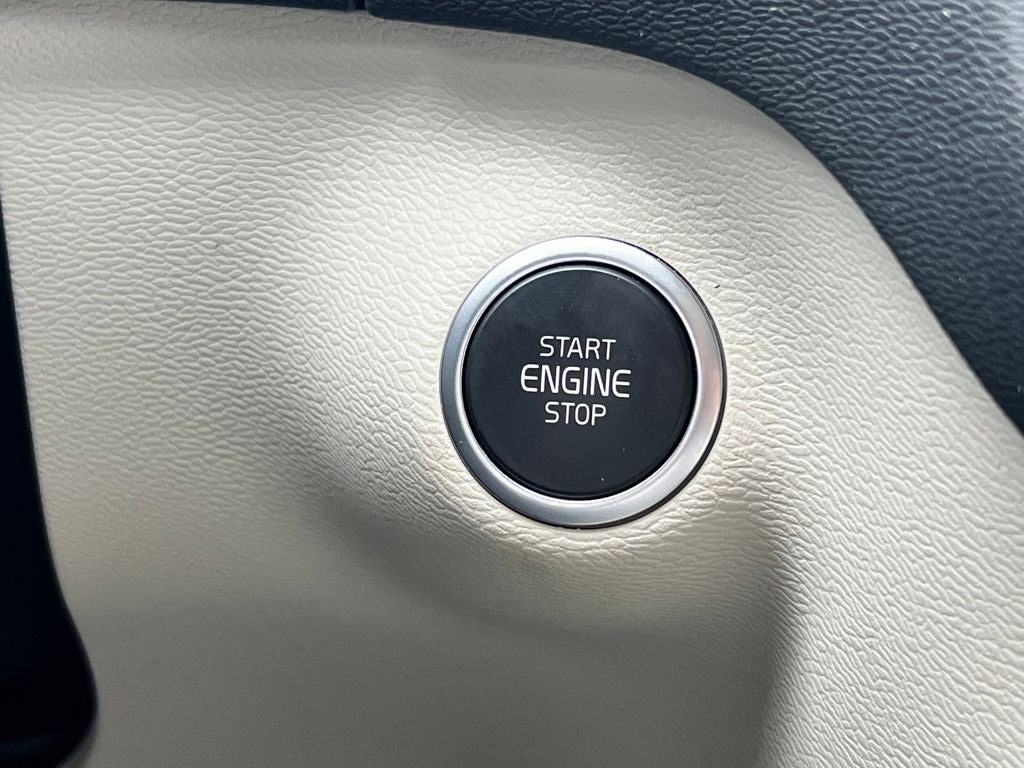 2023 Volvo XC40 Plus Bright Theme