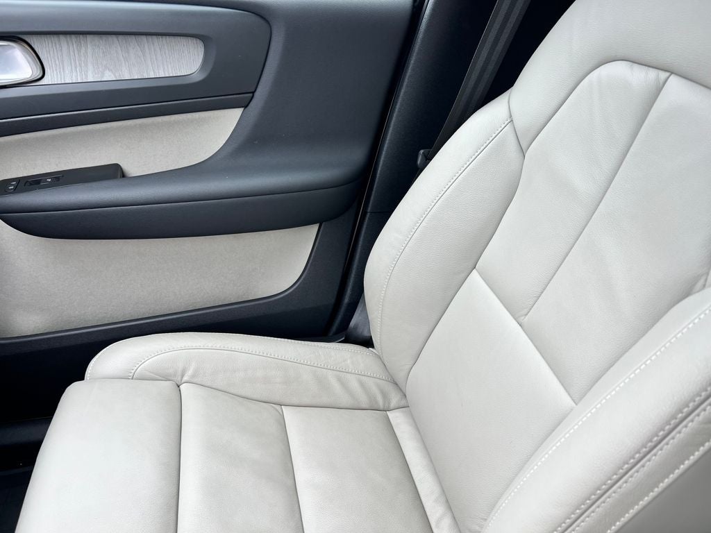 2023 Volvo XC40 Plus Bright Theme